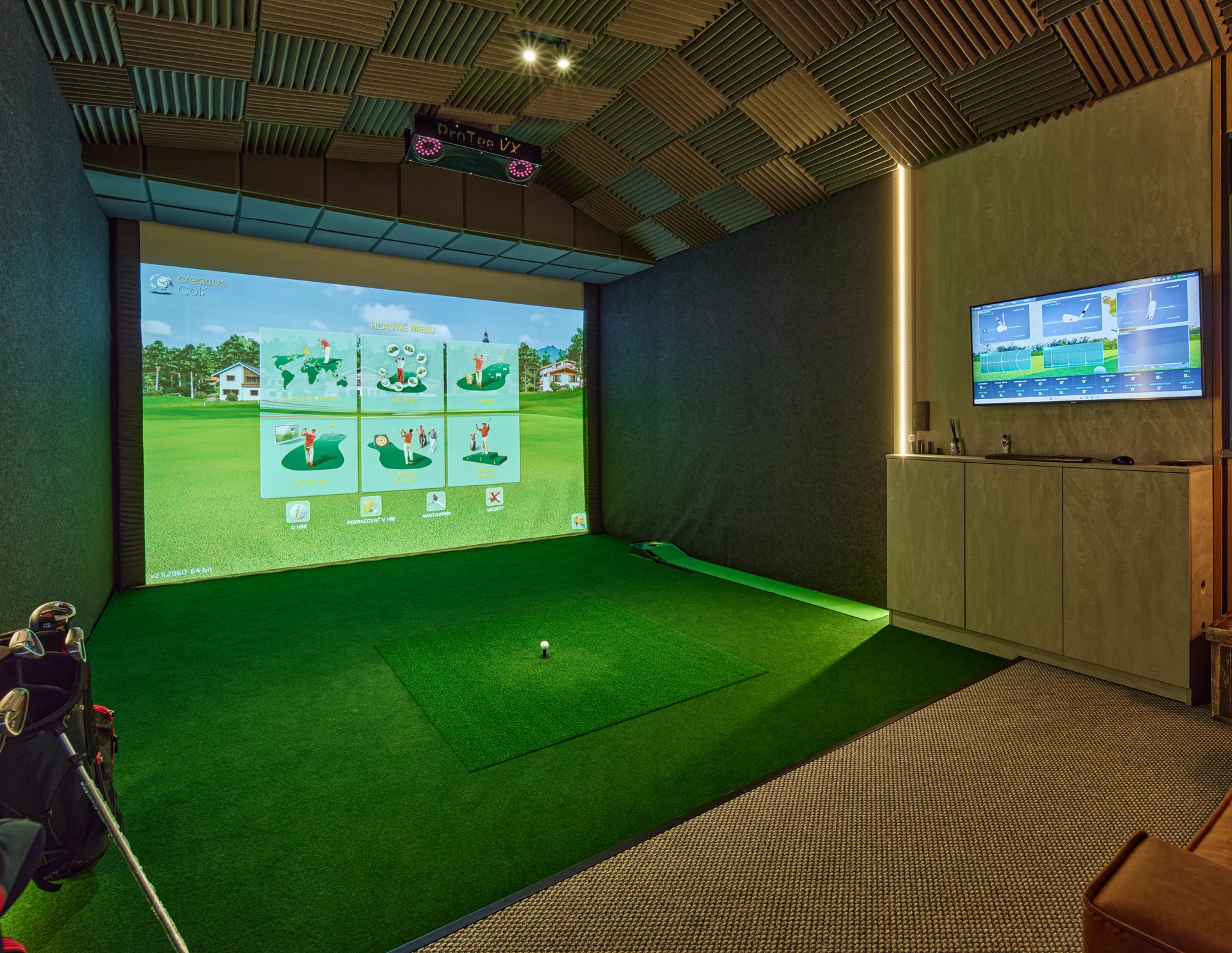 Golfový simulátor ProTee VX s veľkým plátnom a zelenou hracou plochou
